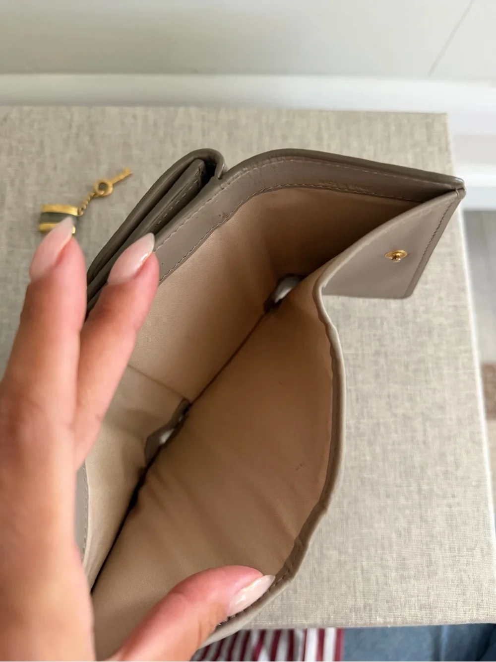 Chloe compact pebbled